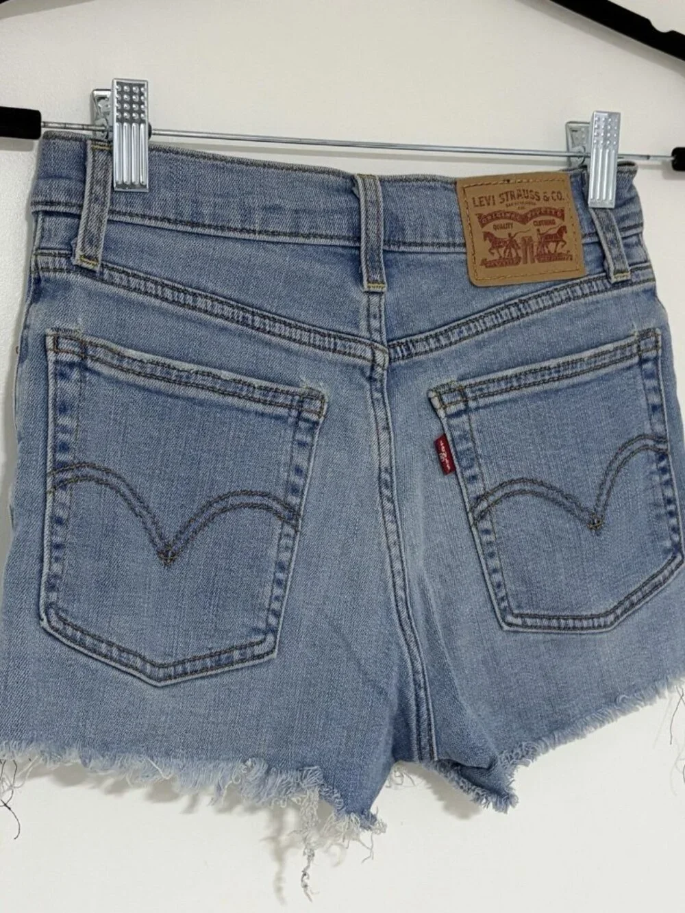 Levi’s Women’s Light Blue Denim Distressed Cut Off Raw Hem Shorts Size 25